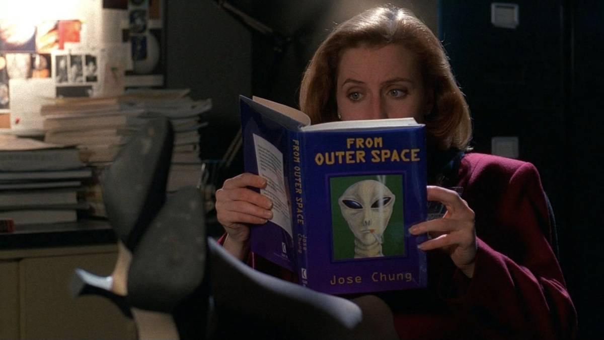 Agent Scully reads Jose Chung's From Outer Space.