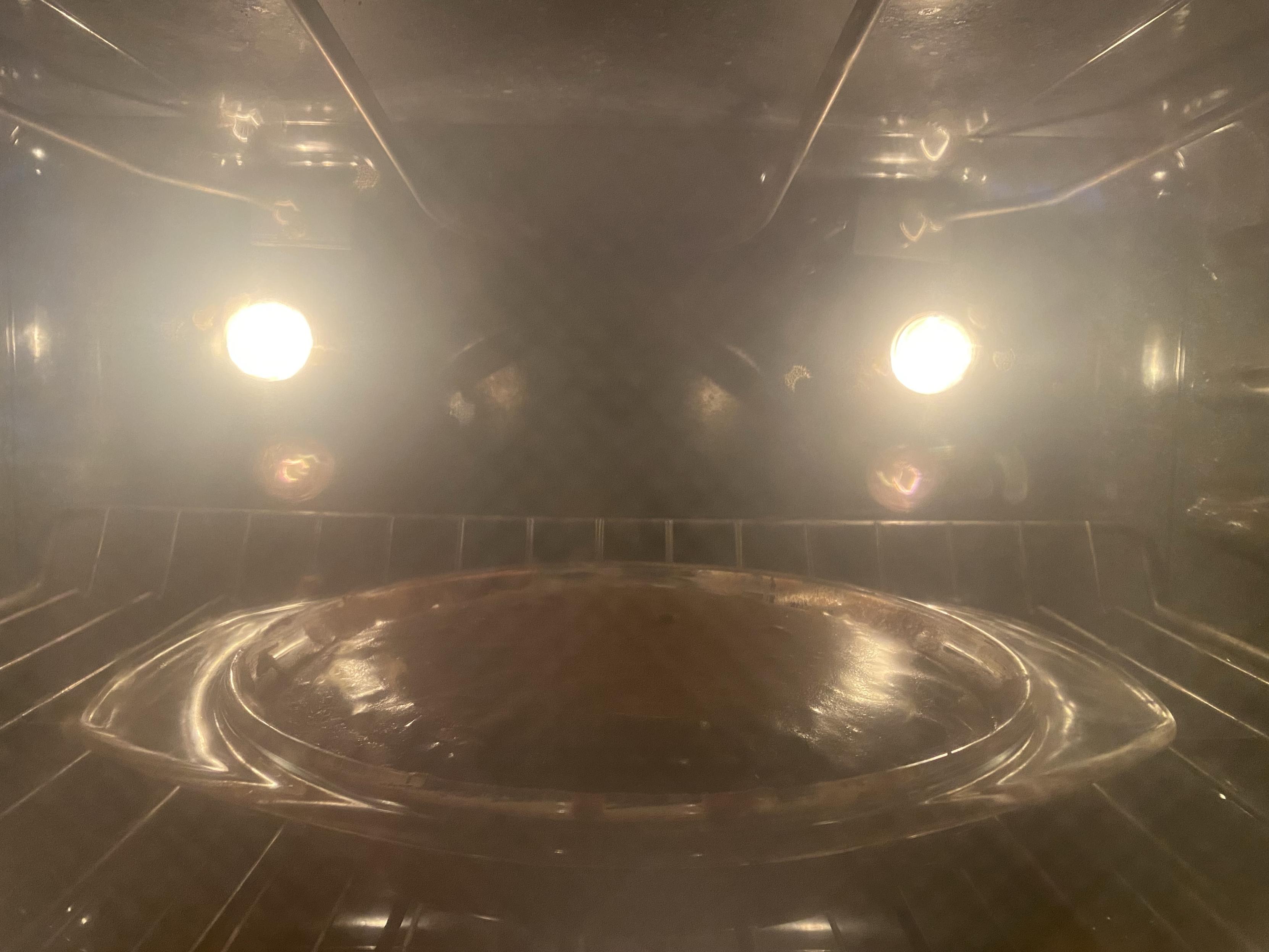the cake baking in from the edge with a clear phase transition around the circular outer edge