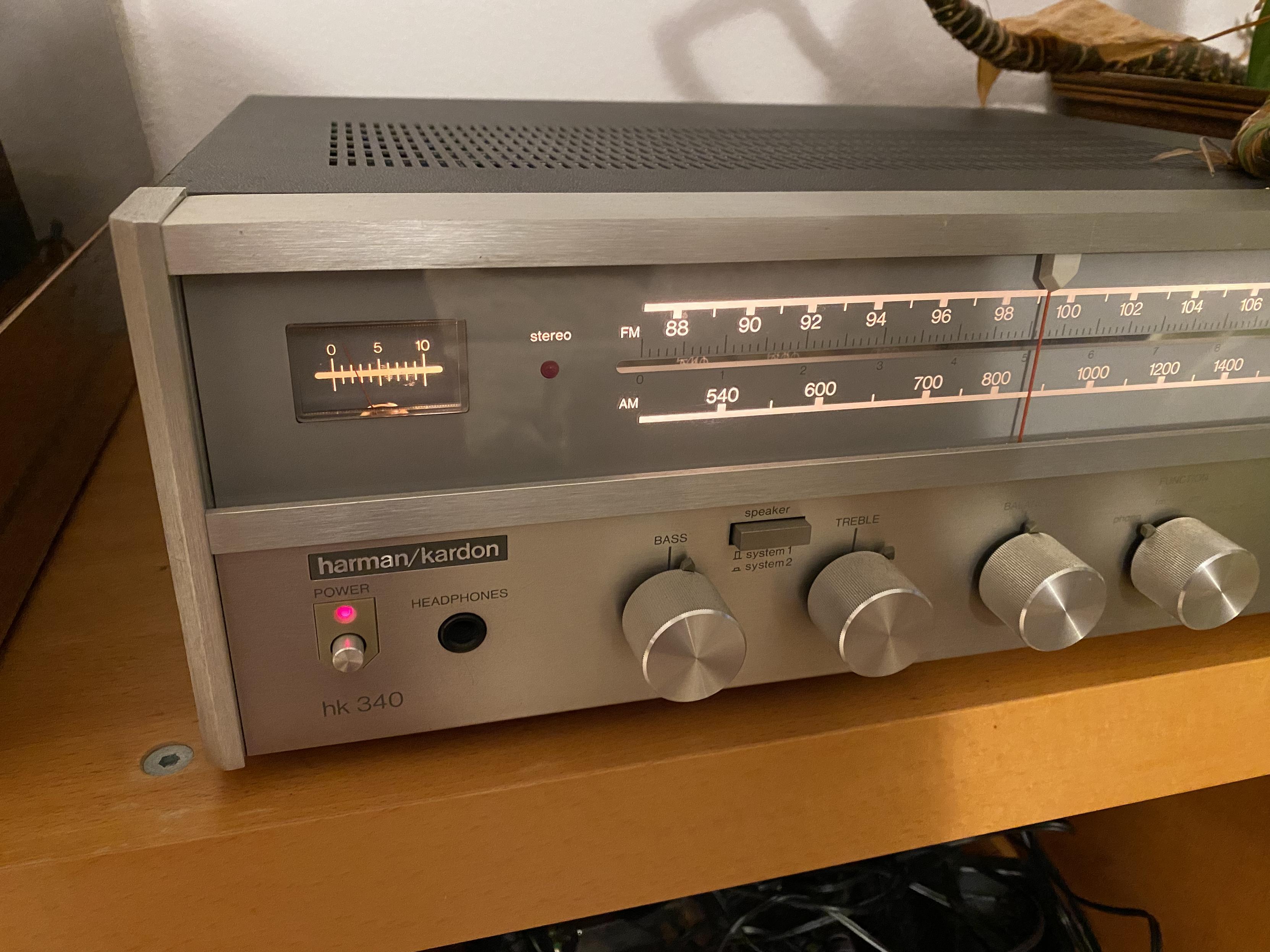 a harmon kardon hk340 receiver lit up looking very much like but one feature-step down from the photo in the above toot to which it is posted as a reply. it could even be the same model year, the only indicator it might not be is a different style of radio signal strength meter